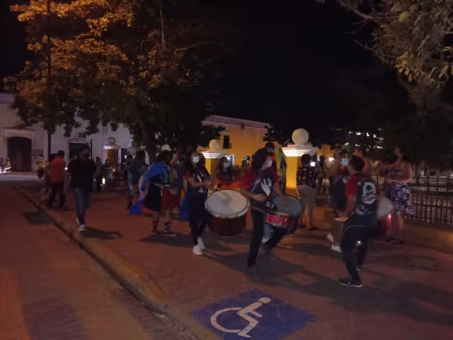 Con batucadas rodearon la plaza y luego bailaron frente a la Fuente de la Mestiza para celebrar su victoria