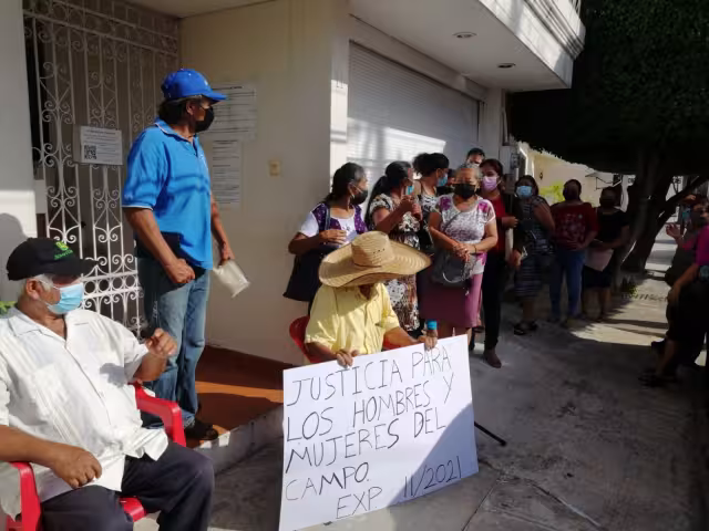 Un grupo de campesinos liderados por Pedro Celestino May Can se manifestaron a las afueras del Tribunal Agrario porque su proceso se mantiene estancado