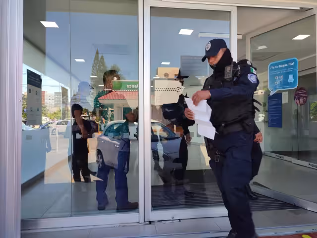 La víctima presenta una herida producida por proyectil de arma de fuego en la espalda