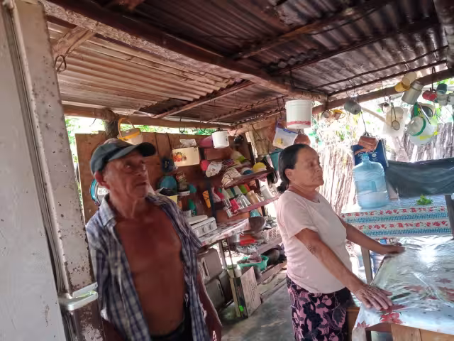 El Ayuntamiento dotó de láminas y despensas, pero no a todas las familias, dicen pobladores.