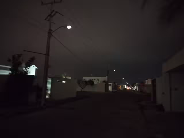 Varios hogares pasan la calurosa noche sin electricidad