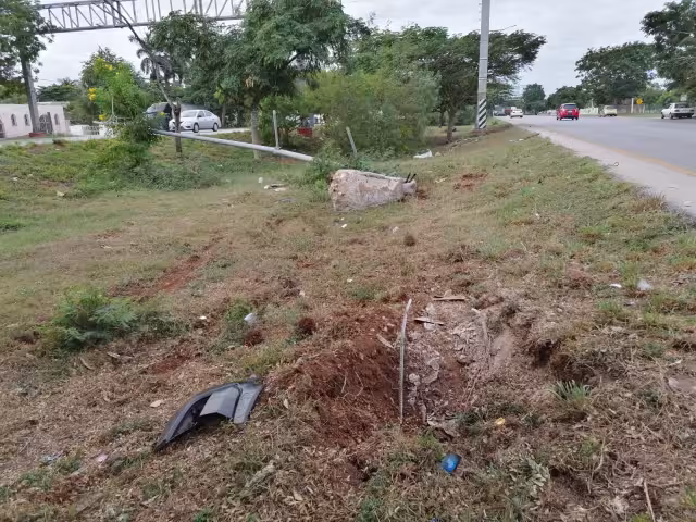El dueño del vehículo Beat se responsabilizó de los gastos por daños causados en el choque ocurrido en el Anillo Periférico de Mérida