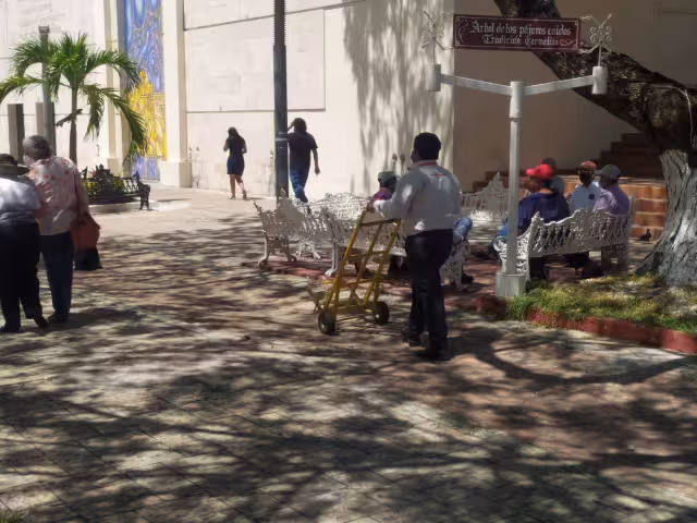 En el primer cuadro de la ciudad se observa a plataformeros que aguardan subida o contratación