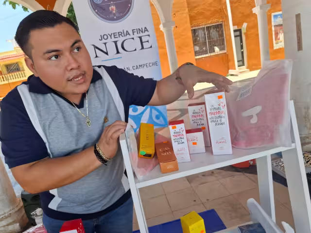 Perfumes, flores, bolsas y carteras destacan entre los productos más buscados.