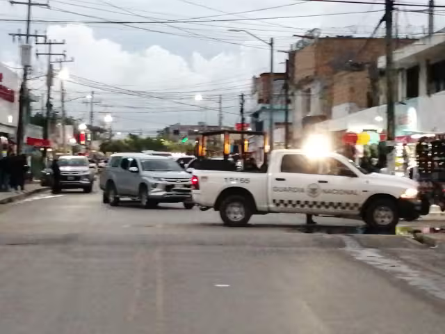 De manera extraoficial se supo que las autoridades atendieron un reporte de gente armada la cual se encontraba al interior de un local
