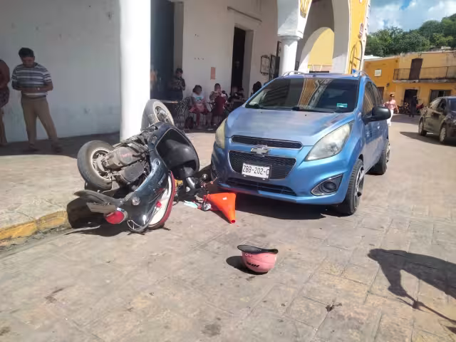 La mujer perdió el control de la motocicleta debido a que se le atoró el acelerador