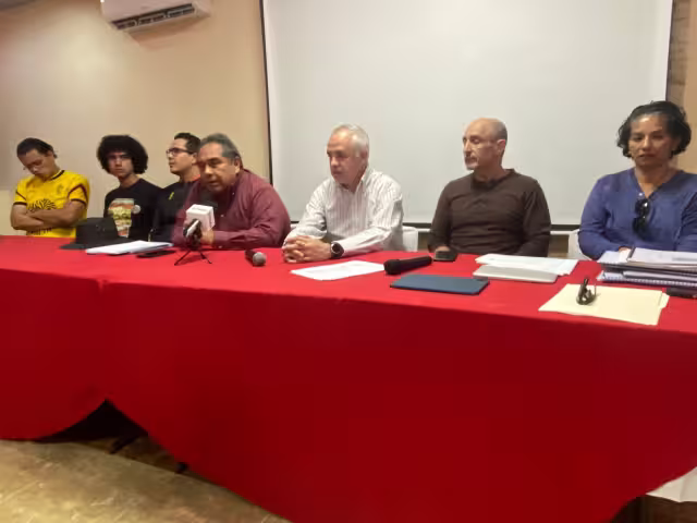 Los quejosos alegan que los respaldan el artículo 8 constitucional y los derechos humanos