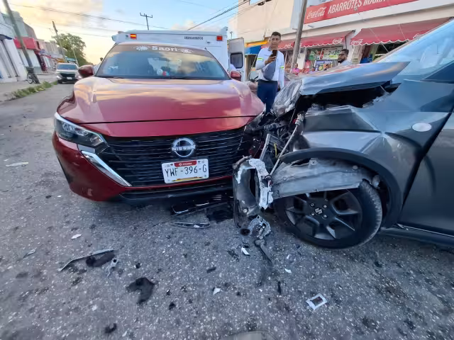 Tres vehículos colisionan en Los Héroes, Quintana Roo; saldo de lesionados leves y caos vial