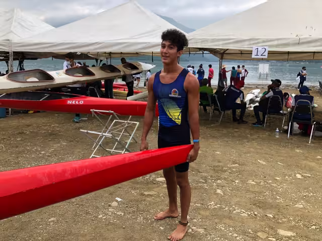En la primera sesión de eliminatorias participa Ángel Ismael Molina castillo en k1 (kayac individual) carrera de 1,000 metros, en la división 16-18 años.