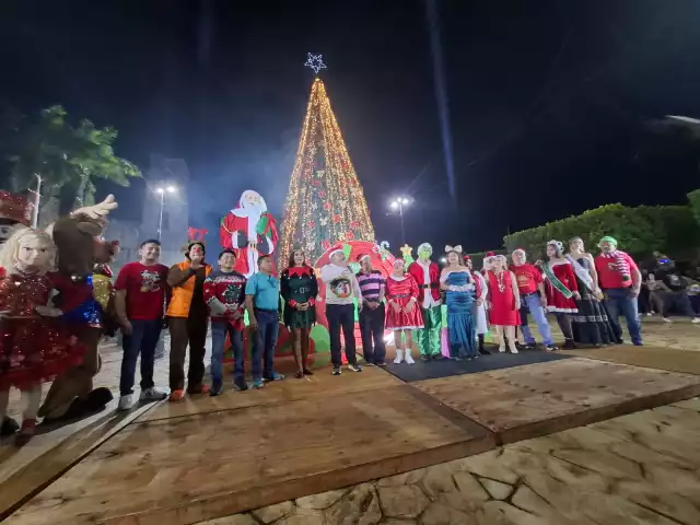 Así se vivió el encendido del árbol en Hecelchakan
