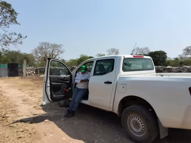 Empleados de Bachoco intentaron construir una barda dentro del predio de una vecina de Hunucmá