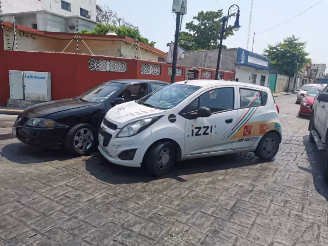 El accidente entre las unidades bloquearon la vialidad por casi una hora