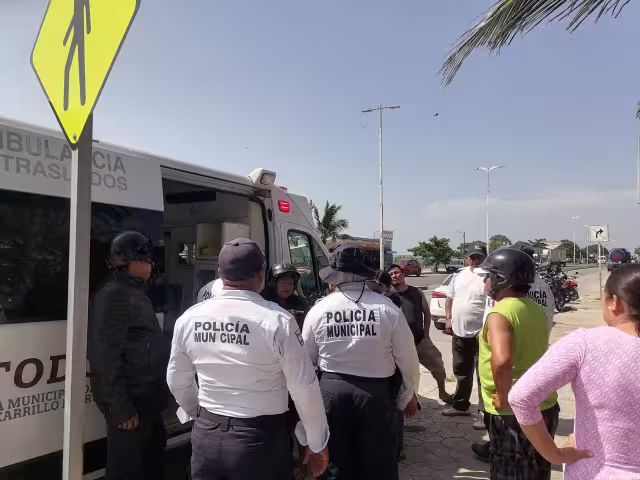 Cruzaba por el paso peatonal y motociclista lo arrolla en el malecón de Champotón