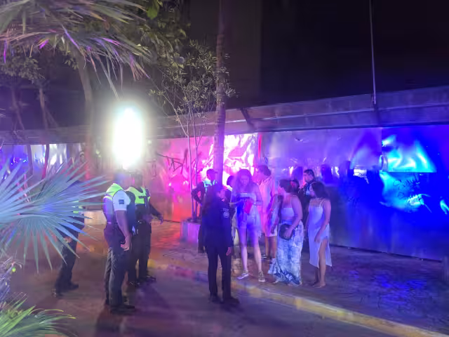 Elementos policiacos llegaron al lugar de los hechos para contener la pelea.