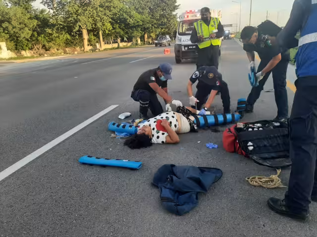Automóvil arrolla a mujer y la deja en estado crítico en Progreso