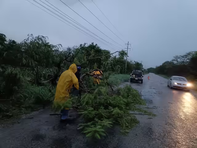 Temen colapso de toldo en iglesia de Calkiní tras nuevo golpe de tormenta