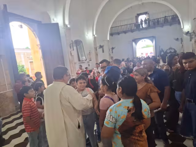 Los feligreses se acercaron con entusiasmo a felicitar al sacerdote.