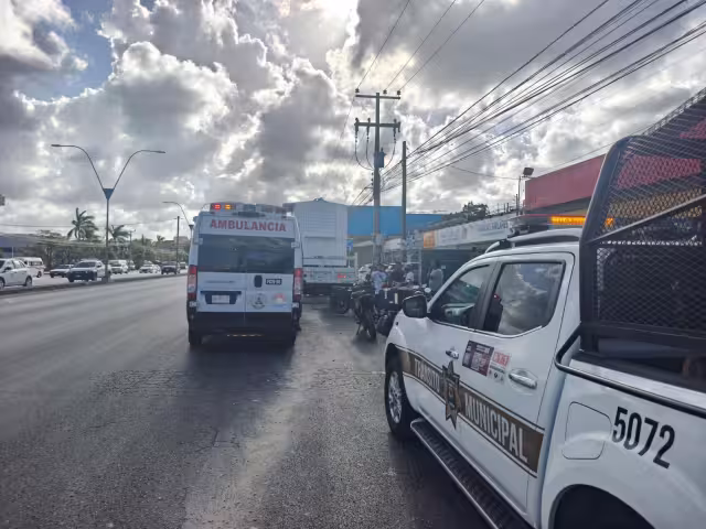 Unidades policiacas y ambulancias respondieron al llamado de auxilio.