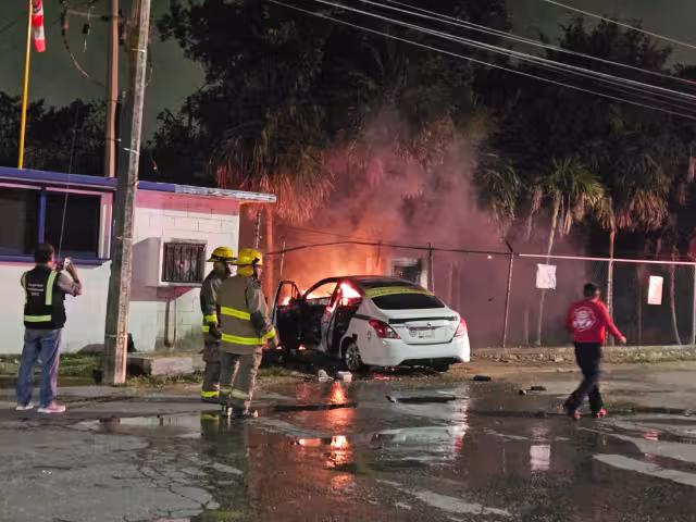 Al impactarse contra la malla, el taxi comenzó a incendiarse.