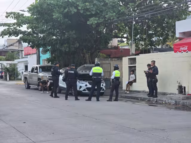 Elementos policiacos llegaron al lugar de los hechos y revisaron el auto.