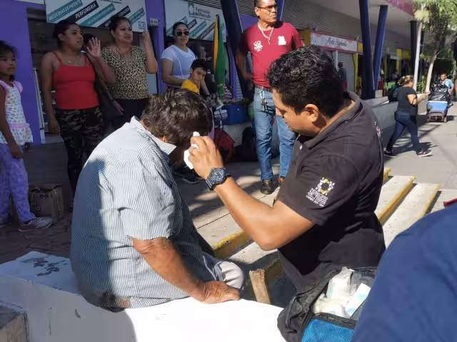 El abuelito tuvo que ser llevado a un hospital, ya que presentó graves heridas