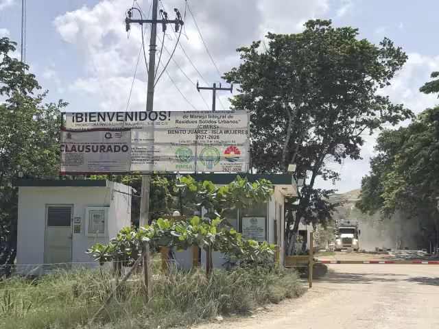 Durante al menos una hora se observó la entrada y salida de más de 10 camiones