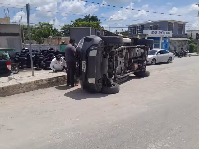 Una camioneta Nissan blanca se volcó debido al exceso de peso de su carga de llantas.