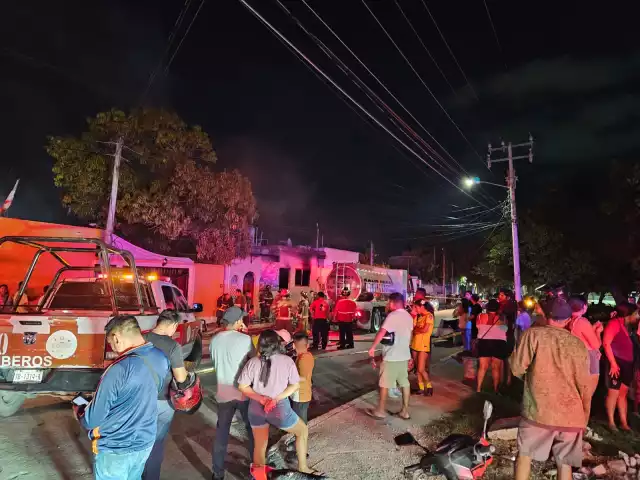 Los vecinos de la zona trataron de sofocar el incendio en la vivienda.