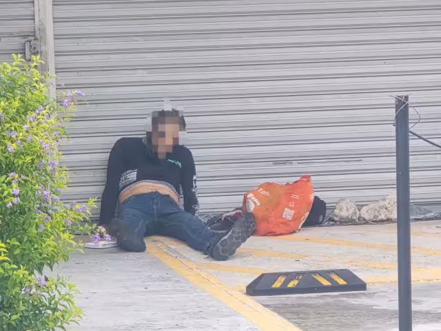 El hombre buscó refugió y terminó sentado afuera de un comercio cercano.