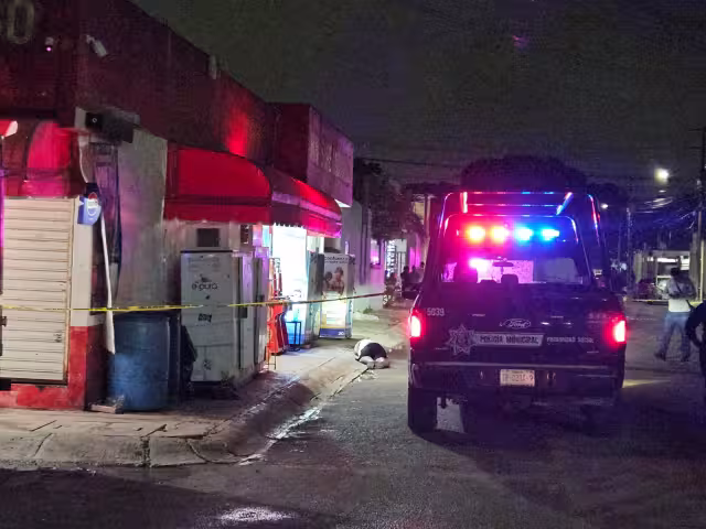 El cuerpo del hombre asesinado quedó tendido sobre la calle.