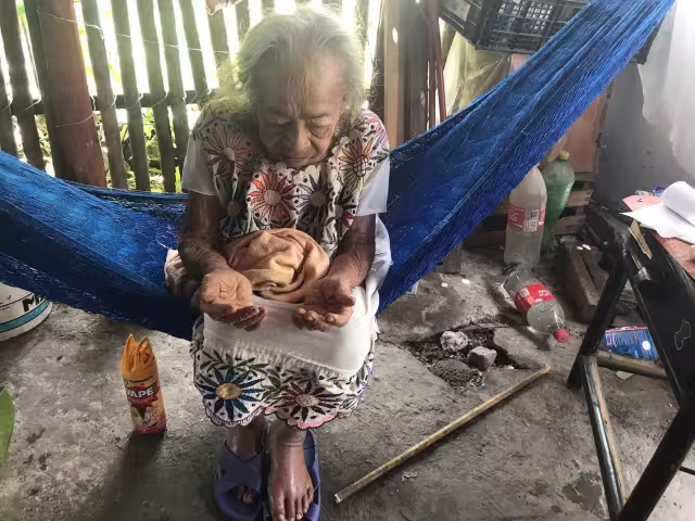 Al matromonio de adultos mayores les prometieron construirles una casa con sargablocks, pero hasta ahora no les han cumplido por lo que pasan las lluvias dentro de una pequeña palapa en Cozumel
