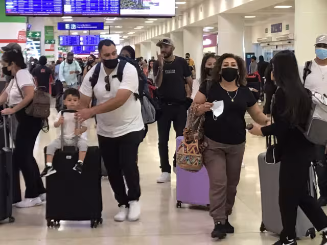 Algunos turistas se quejaron de los elevados costos para viajar hacia Cancún en época decembrina