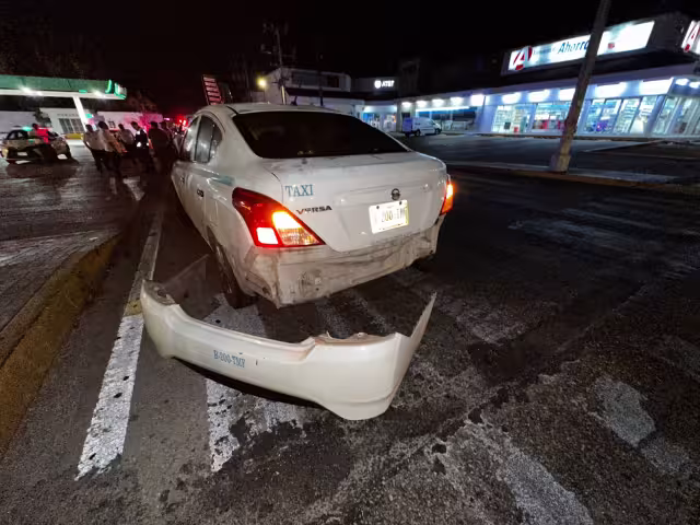 El taxi se llevó la peor parte del accidente, pero no hubo lesionados.