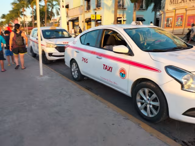 Uno de los principales reclamos es que prefieren darles servicio a los turistas, porque pagan en dólares