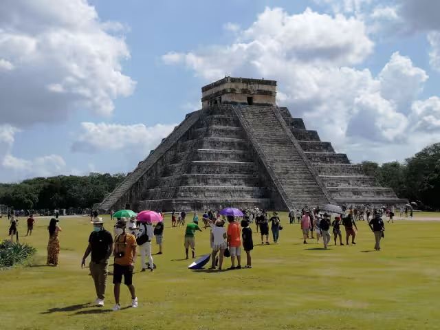 En Chichén Itzá el fenómeno propició que los lados Norte y Este de la pirámide se iluminaran, el Sur y el Oeste quedaron a oscuras