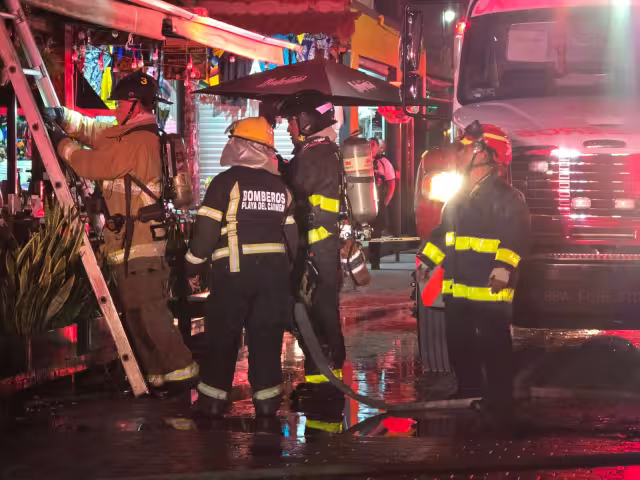 Elementos del Heroico Cuerpo de Bomberos atendieron la emergencia.