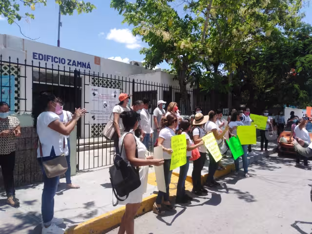 Maestros de educación artística bloquean edificio de la SEP Zamná