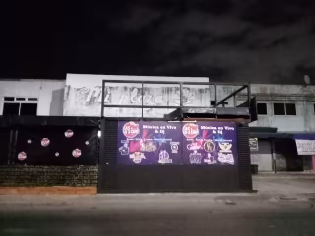 Tras el ataque armado al bar en Cancún, elementos policiacos acudieron al lugar, pero estaba cerrado; encontraros casquillos percutidos