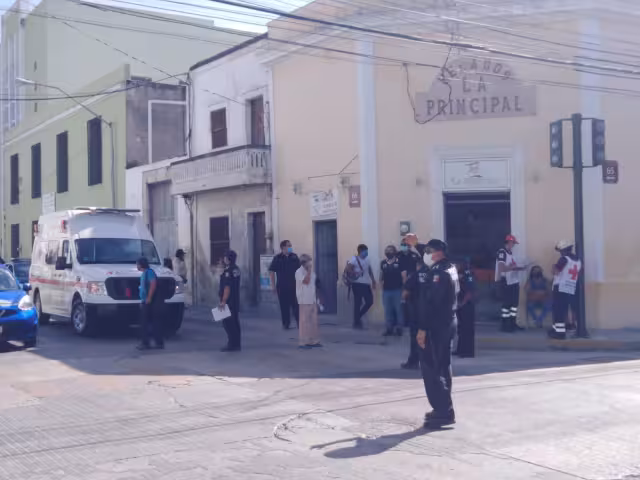 La ambulancia llegó al lugar de los hechos para prestar atención a la mujer