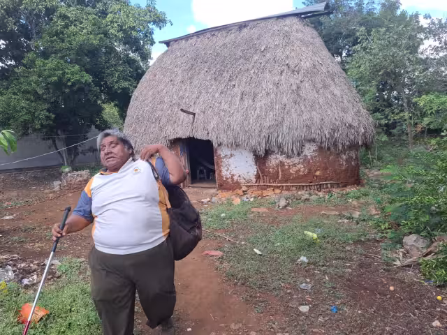 Miguel Dzul, “La Chispa”, vive en condiciones precarias junto a su madre de 90 años