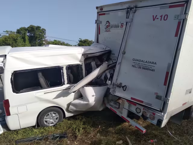 El accidente dejo tres personas heridas, una de ellas es el chofer