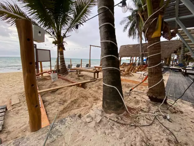 La invasión de esta zona federal también impacta negativamente a los negocios aledaños, como restaurantes y servicios ubicados frente al mar