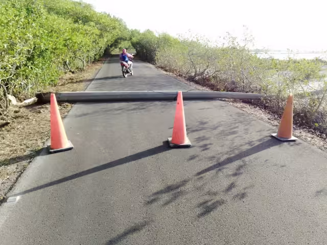 El accidente no sólo ocasionó suspensión en el servicio de luz, sino también se detuvo el tránsito
