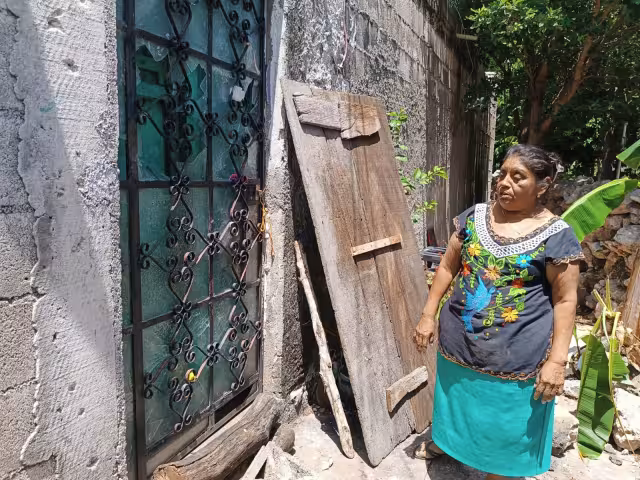 Los vidrios de las ventanas se rompieron debido a que la mujer lanzó piedras