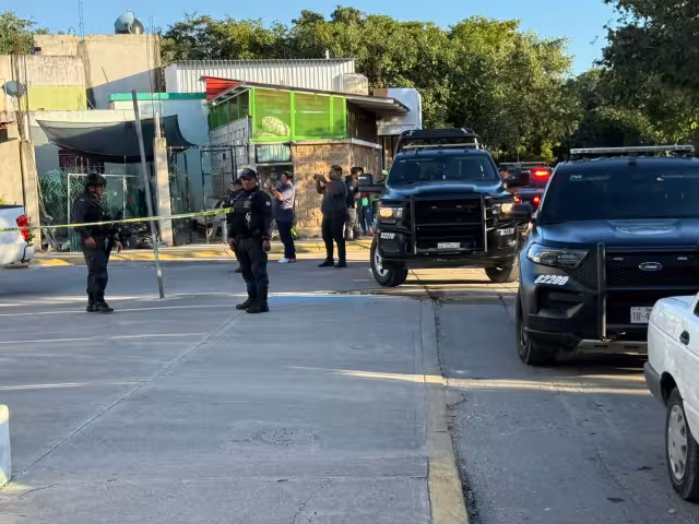Elementos policiacos llegaron al lugar para resguardar la escena.