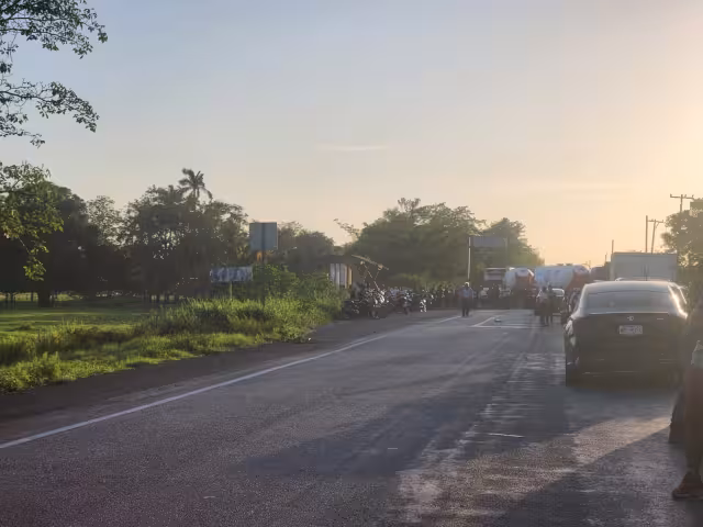 El camión urbano de la ruta Zoológico y una camioneta particular resultaron con daños materiales tras el choque registrado en la colonia Revolución.