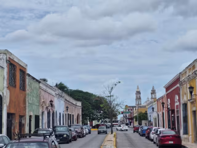 Se esperan lluvias de fuertes a intensas y tormentas eléctricas sobre la Península de Yucatán.