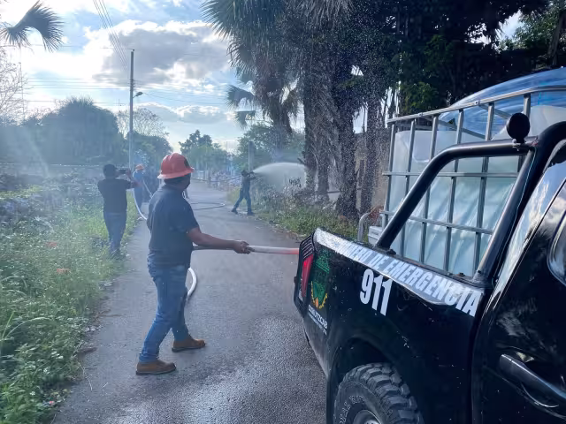 Cuerpo de Bomberos de Ticul acudieron para sofocar el fuego, que pudo extenderse más en el predio de Oxkutzcab