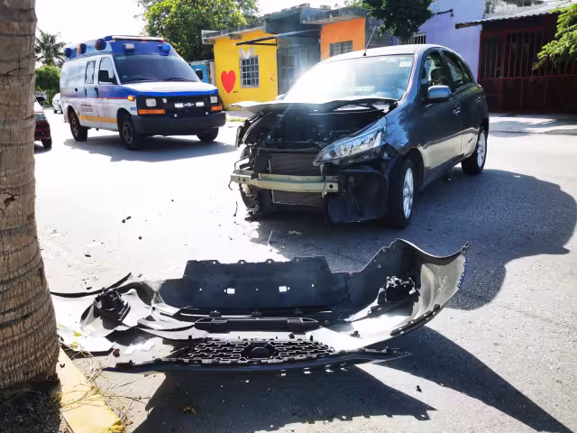 Conductora choca contra palmera en la colonia Obrera.