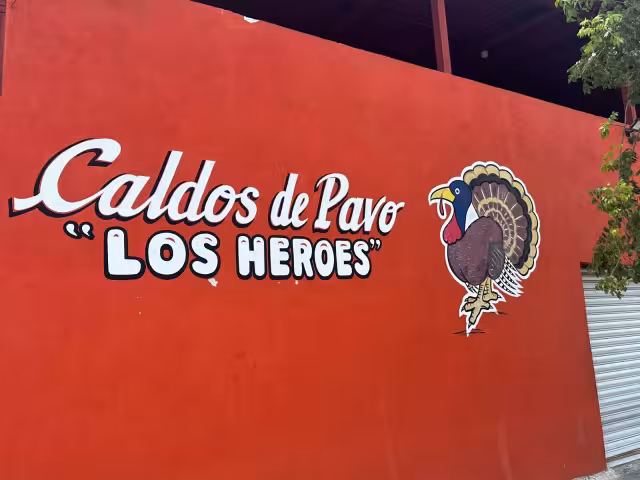 El letrero fue colocado desde la noche del sábado por la propietaria, sin dar explicaciones